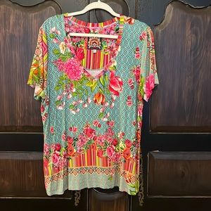 Women’s Johnny Was Mona Way Vneck tee Size XL